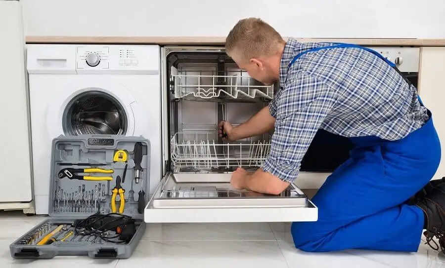 İzmit Termoteknik servisi teknisyen ekibi beyaz eşya tamiri yaparken